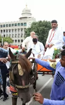 K'taka Cong leaders take tonga ride to Assembly to protest price hike